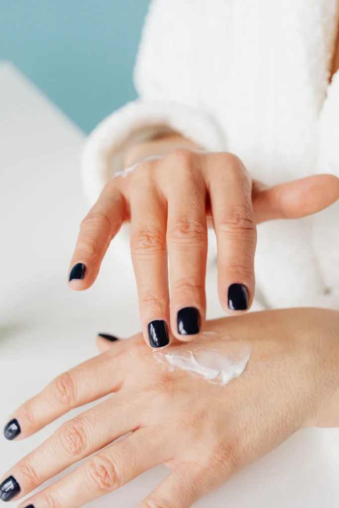 Exfoliación de manos en un tratamiento de cuidado de la piel en Puebla