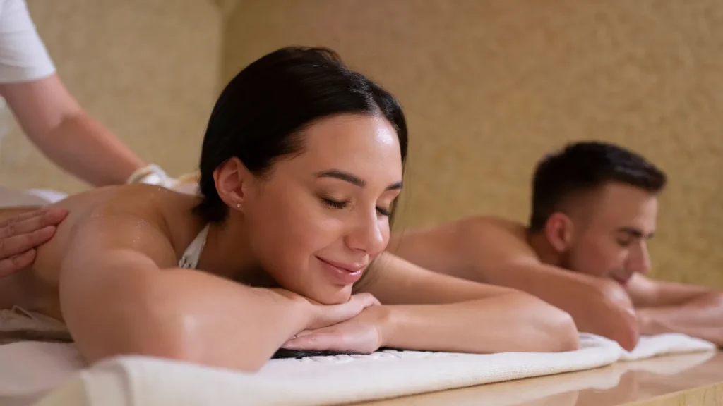 Trabajo sobre la piel de la espalda durante una exfoliación