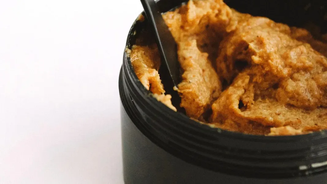 Exfoliante facial casero preparado con ingredientes sencillos