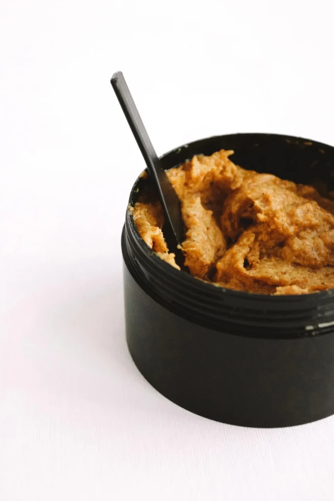 Exfoliante facial casero preparado con ingredientes sencillos