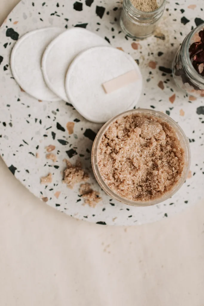 Mezcla de azúcar y aceite usada como exfoliante casero