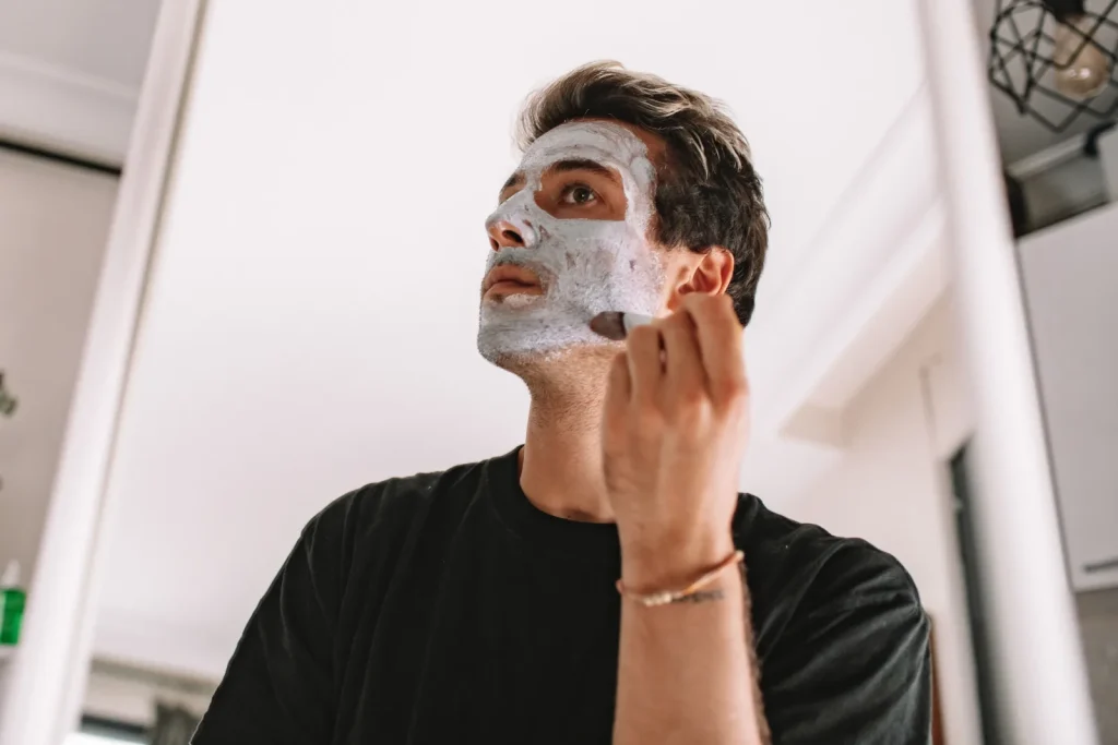 Exfoliación facial para hombres dentro de una rutina de cuidado en Puebla