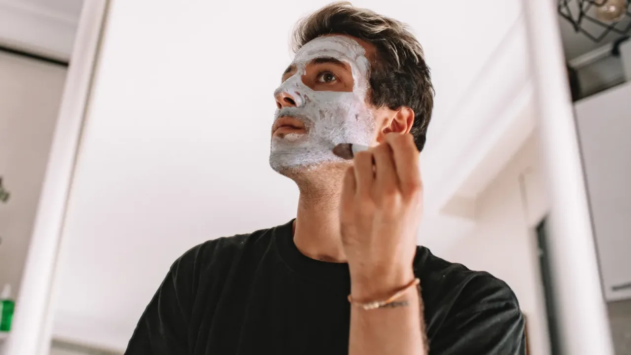 Exfoliación facial para hombres dentro de una rutina de cuidado en Puebla