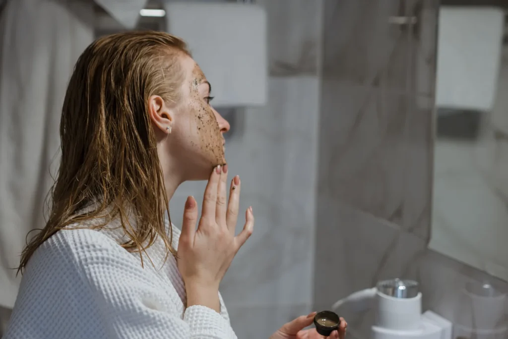 ¿Qué es la exfoliación? Guía para empezar con criterio 2 Rutina de cuidado de la piel con producto exfoliante