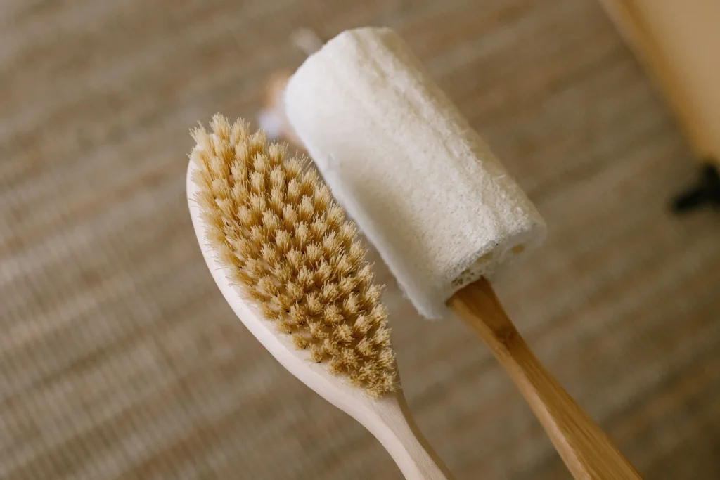 Exfoliación mecánica: ventajas, límites y uso cuidadoso 1 Exfoliación mecánica de la piel con esponja y cepillo