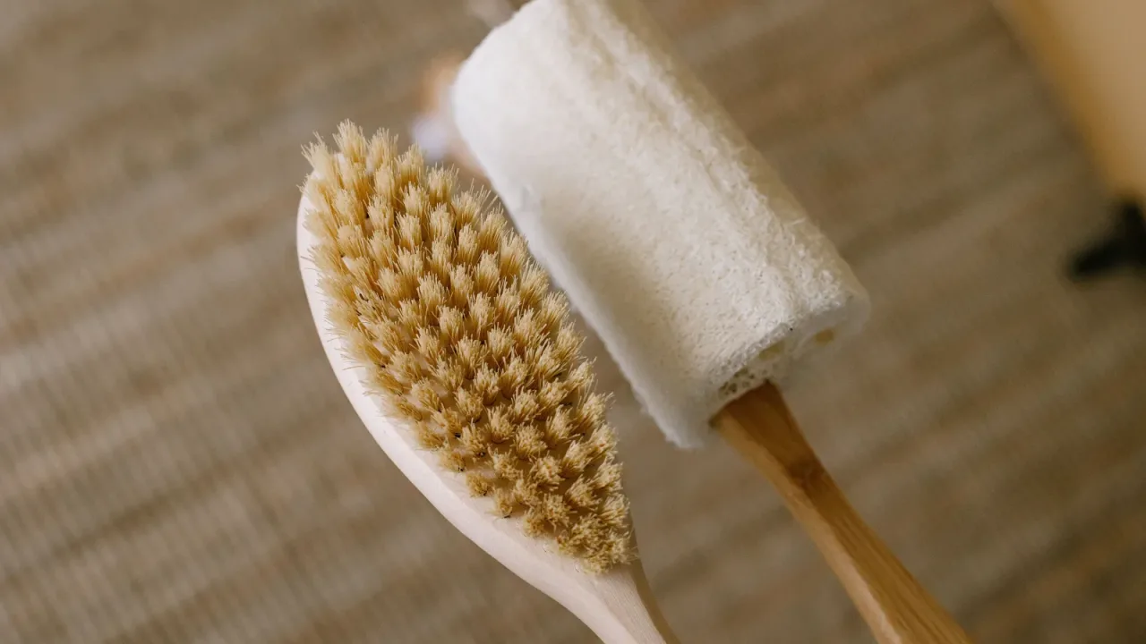 Exfoliación mecánica de la piel con esponja y cepillo