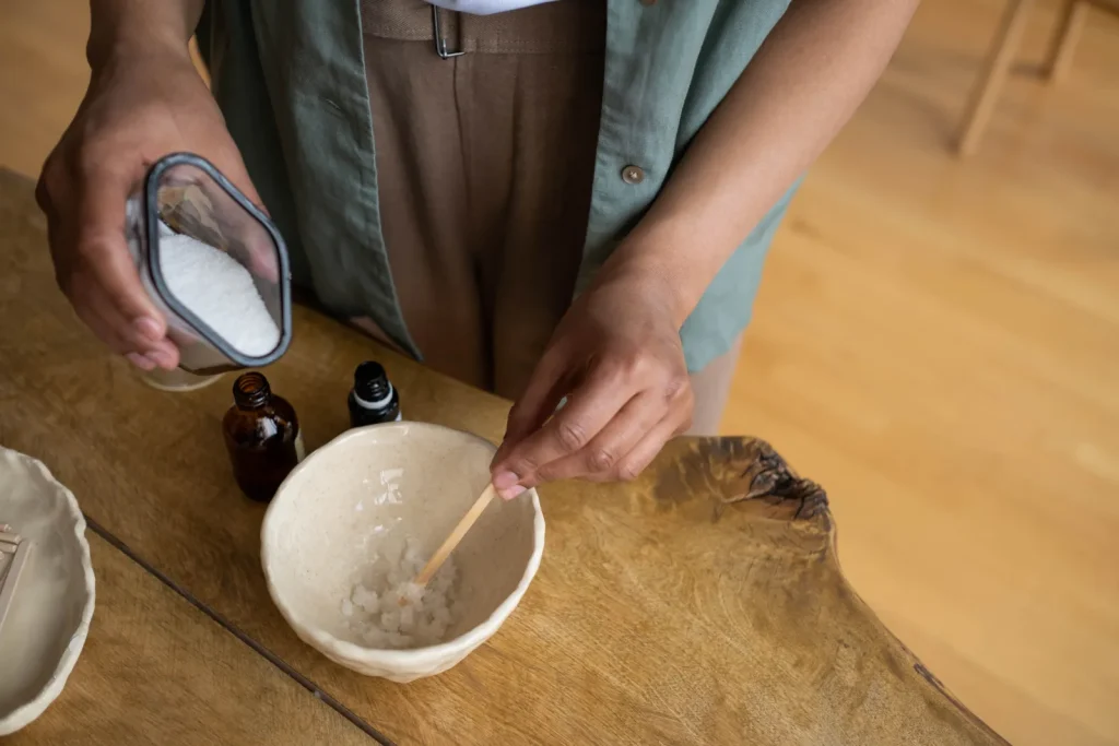 Exfoliación con azúcar o sal: cuál elegir sin irritarte 1 Exfoliante de azúcar o sal preparado en un recipiente