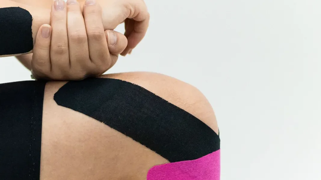 Kinesiotape aplicado en la rodilla dentro de un plan de fisioterapia en Puebla