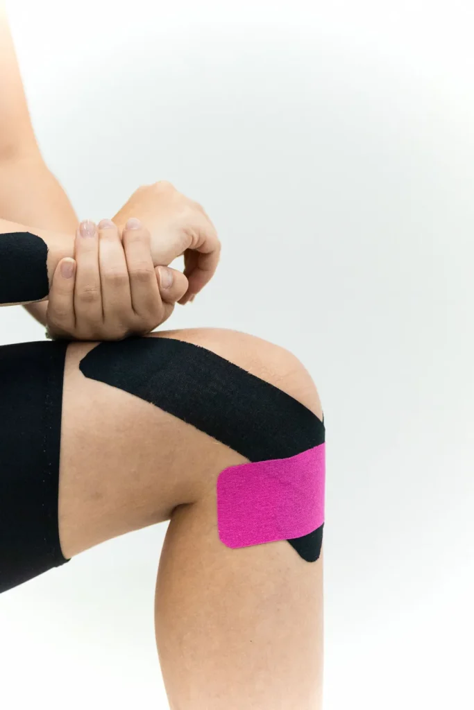 Kinesiotape aplicado en la rodilla dentro de un plan de fisioterapia en Puebla