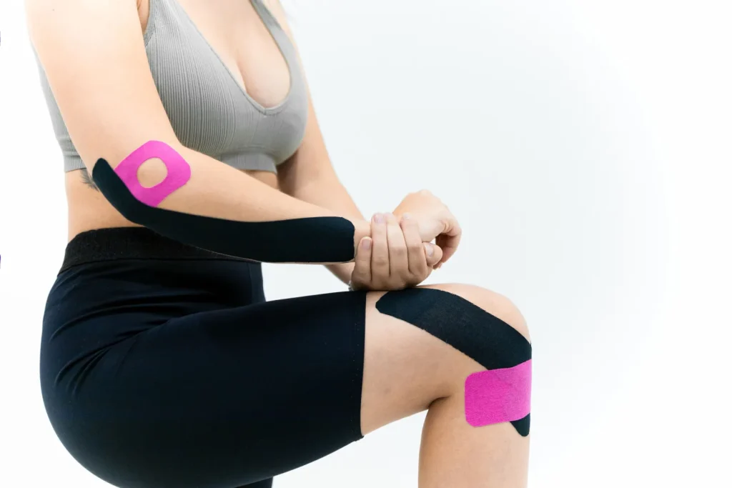 Colocación de tiras de vendaje neuromuscular alrededor de la rótula