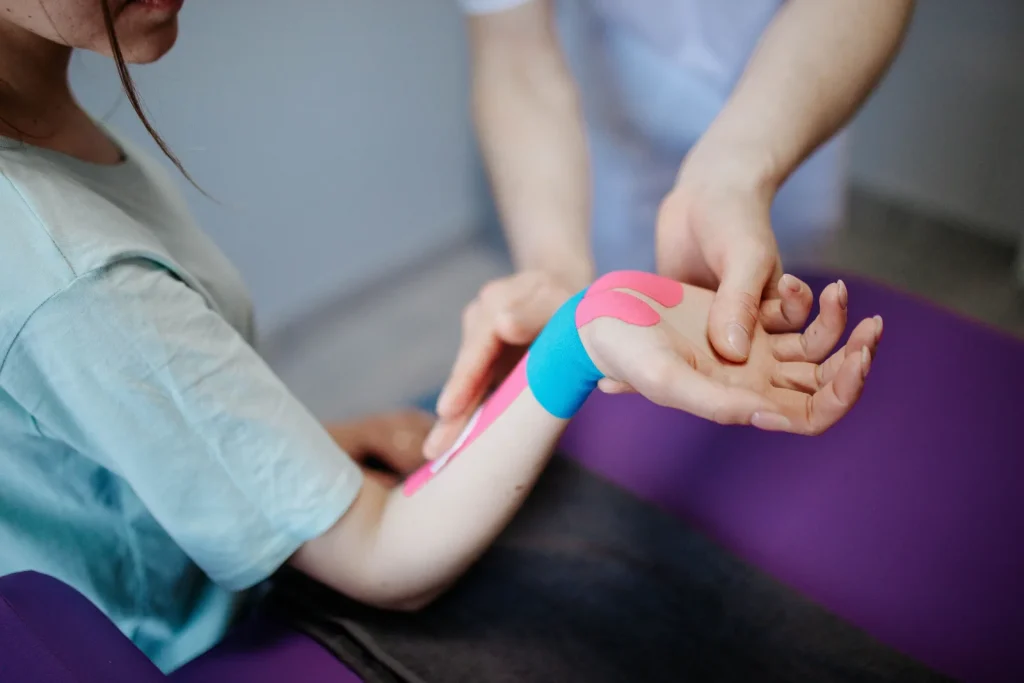 Kinesiotape para muñeca: cuándo consultar por hormigueo 1 Kinesiotape en la muñeca aplicado en una clínica de fisioterapia en Puebla