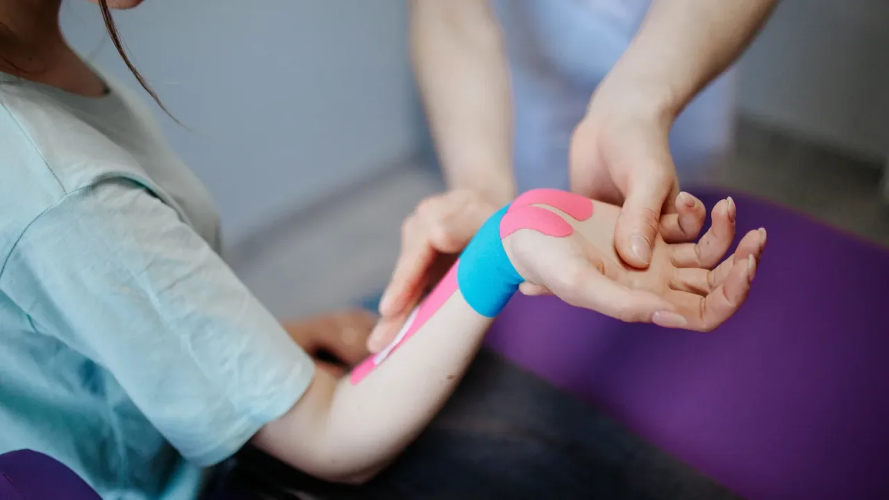 Kinesiotape en la muñeca aplicado en una clínica de fisioterapia en Puebla