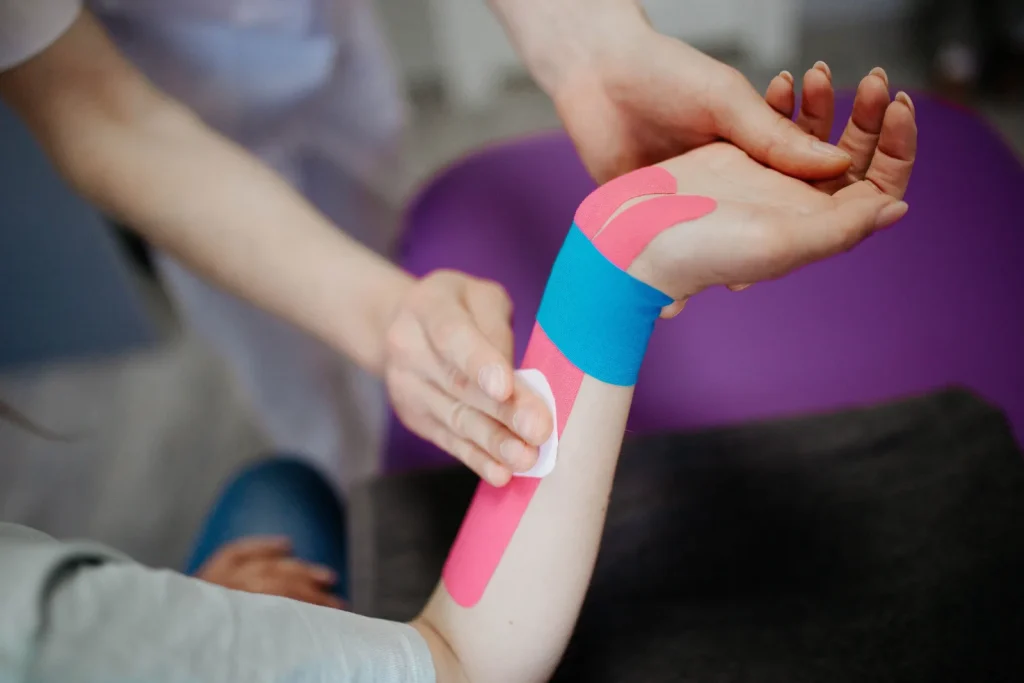 Kinesiotape para muñeca: cuándo consultar por hormigueo 2 Revisión de la muñeca antes de colocar el vendaje neuromuscular