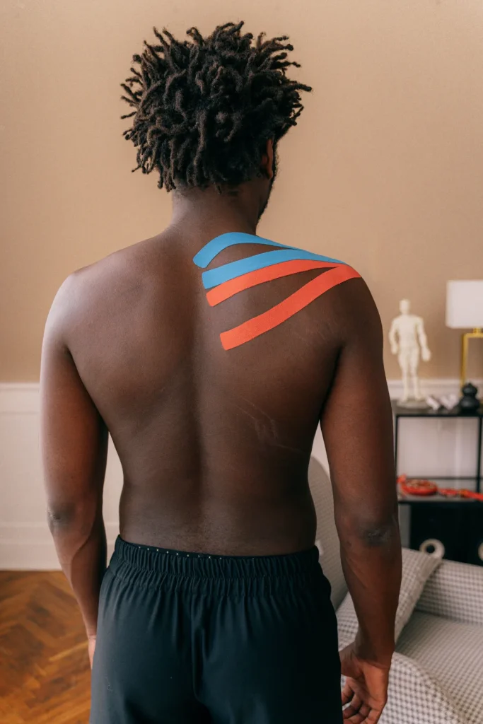 Tiras de vendaje neuromuscular sobre la zona lumbar
