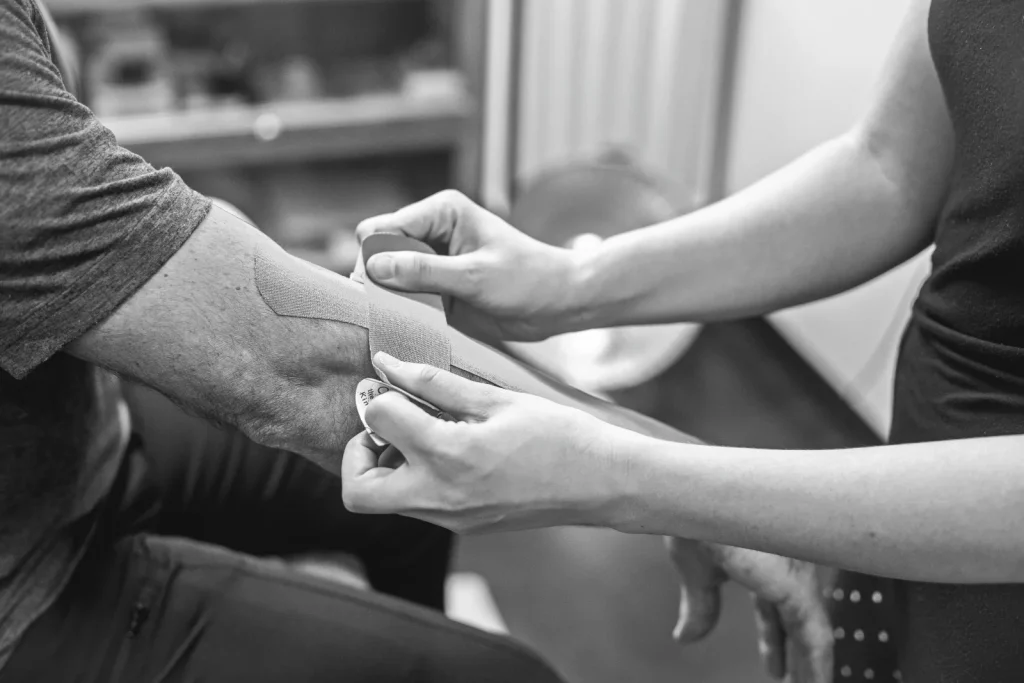 Kinesiotape para epicondilitis: apoyo, no cura del codo 1 Valoración del codo por epicondilitis en una clínica de Puebla
