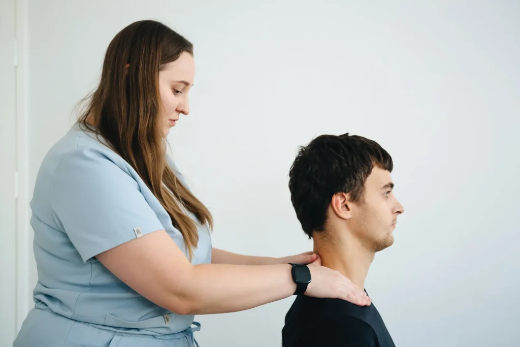 Kinesiotape para cuello: cuándo puede ser útil ante tensión 1 Kinesiotape en el cuello tras una valoración cervical en Puebla