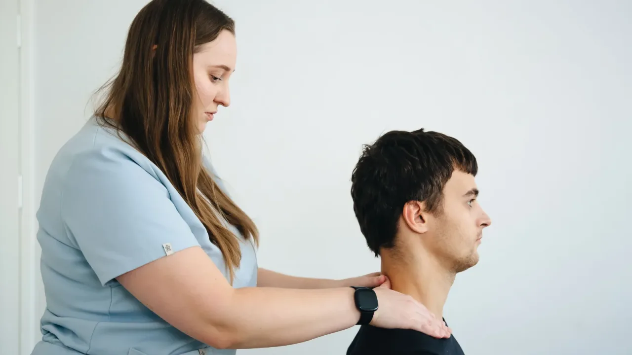 Kinesiotape en el cuello tras una valoración cervical en Puebla