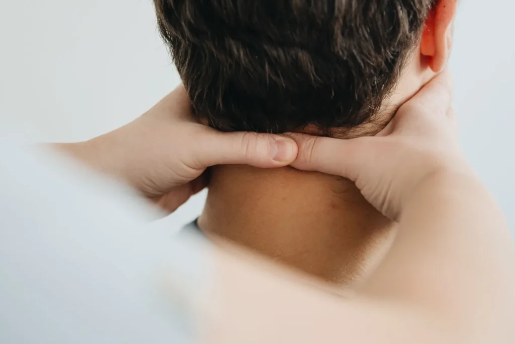 Kinesiotape para cuello: cuándo puede ser útil ante tensión 2 Fisioterapeuta revisando la zona cervical antes del vendaje