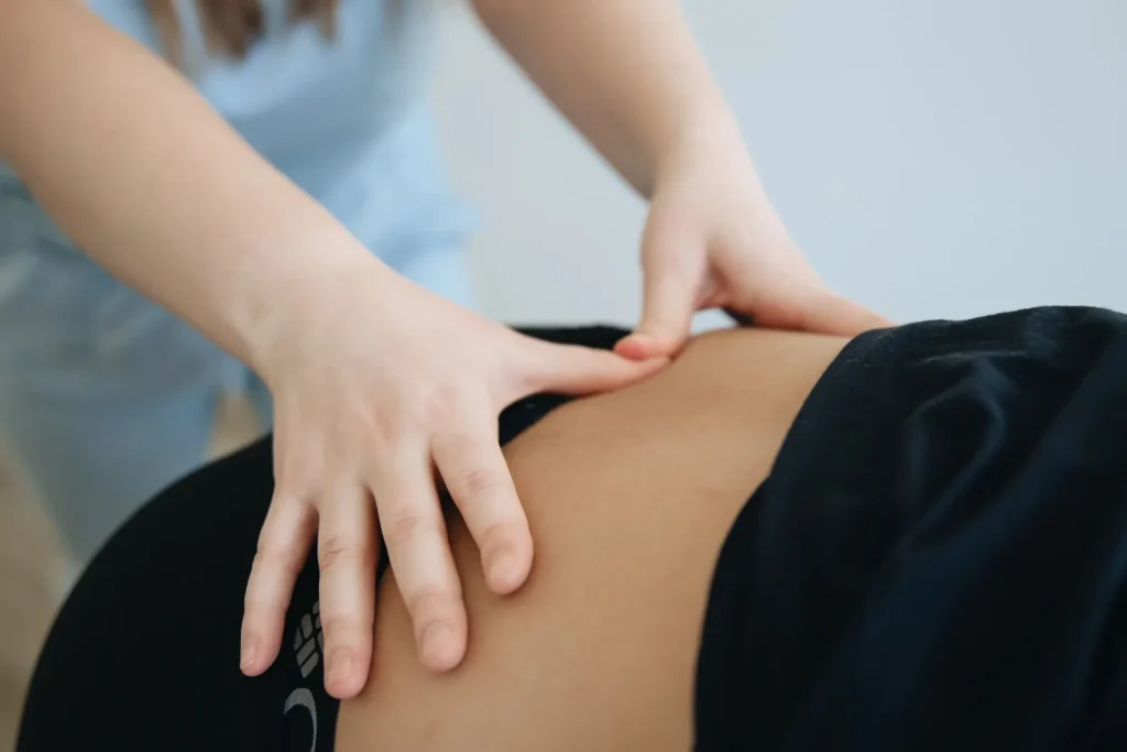Valoración de la zona lumbar antes de aplicar kinesiotape en Puebla