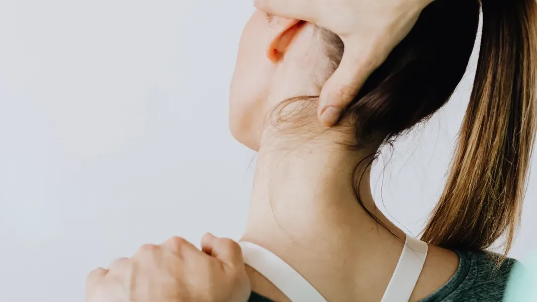 Kinesiotape cervical tras una valoración en Puebla