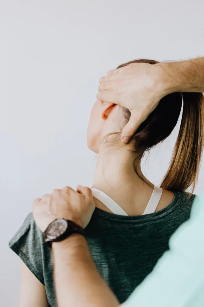 Kinesiotape cervical tras una valoración en Puebla
