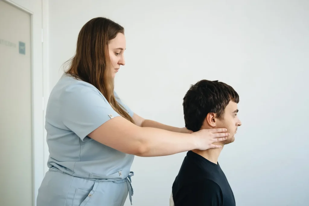 Fisioterapeuta trabajando la zona cervical antes del vendaje