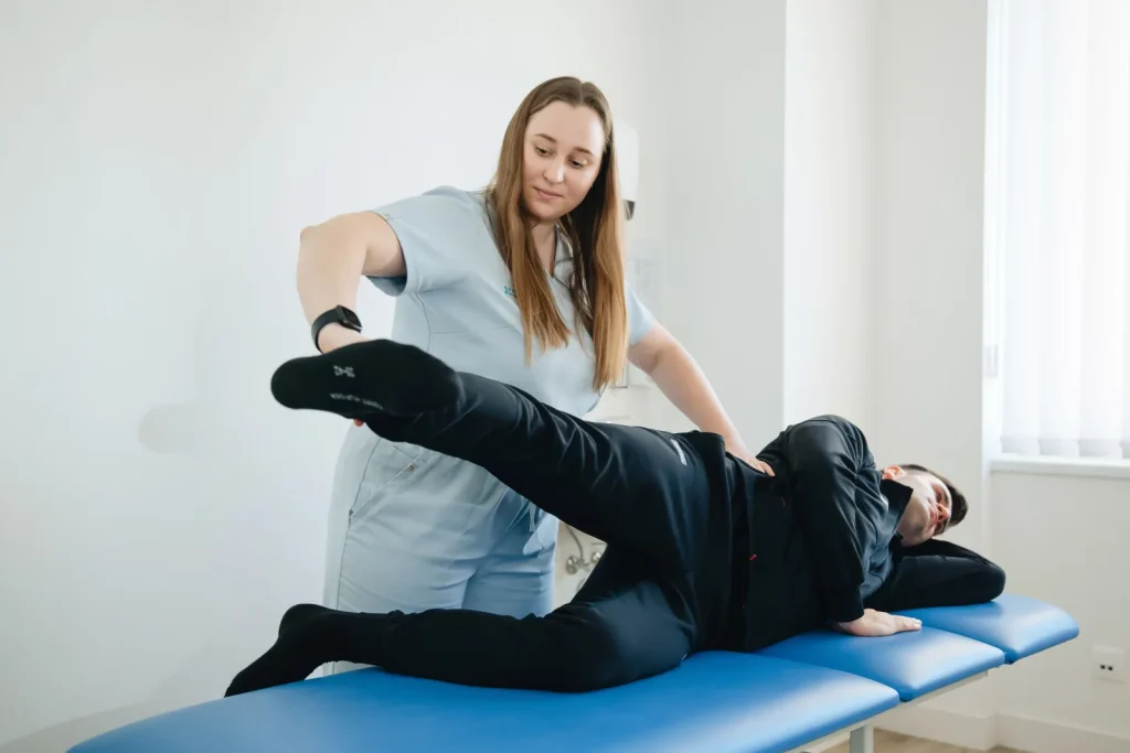 Aplicación de vendaje neuromuscular en la cara interna del muslo