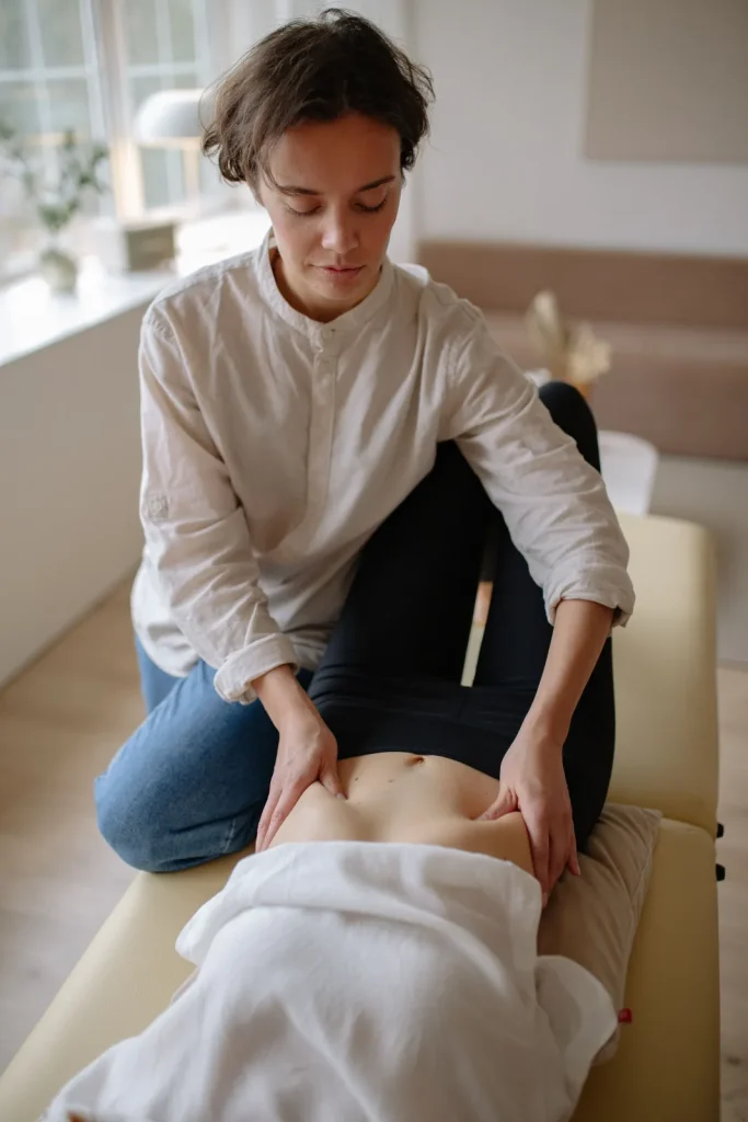 Trabajo suave sobre el abdomen siguiendo la circulación linfática