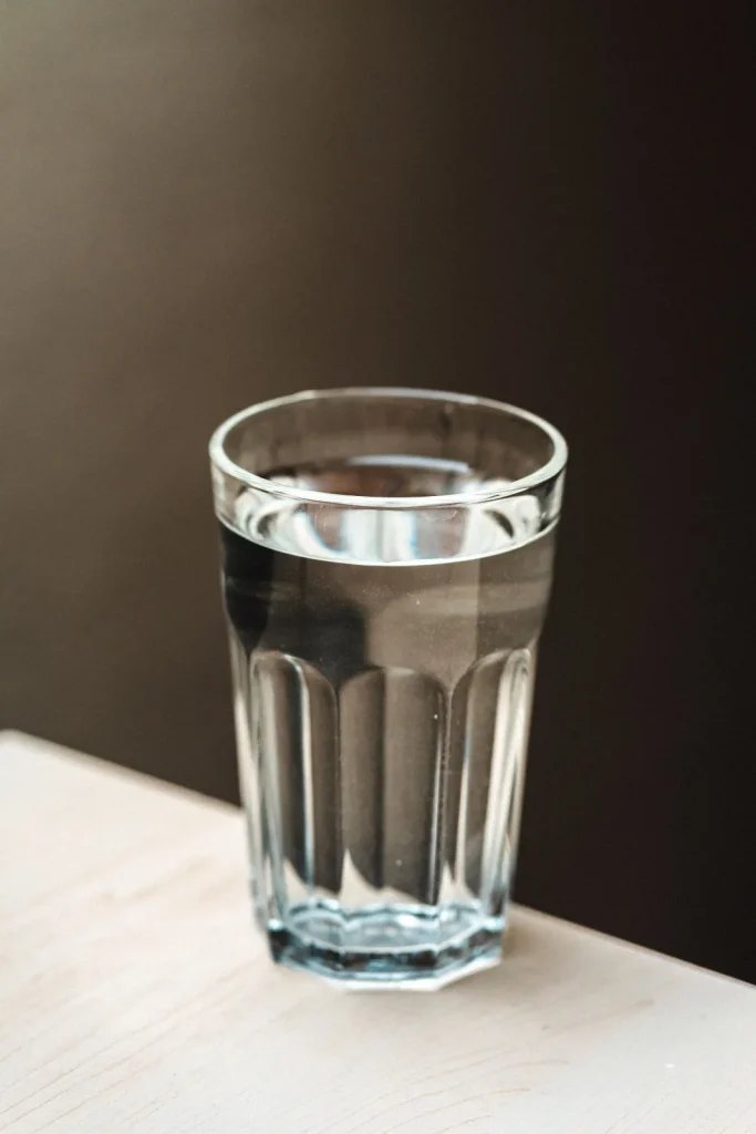 Vaso de agua junto a la camilla tras la sesión
