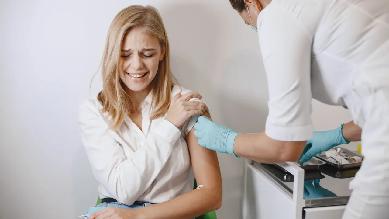 Exploración del brazo izquierdo por un profesional de salud