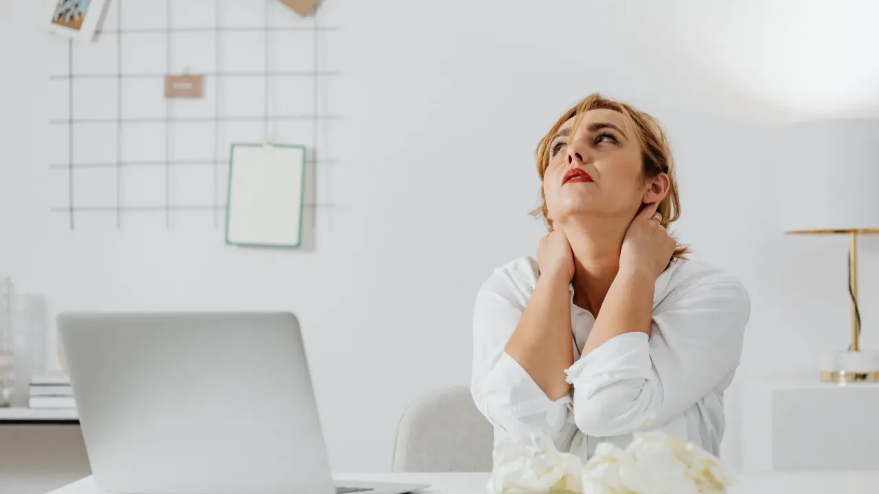 Dolor de cuello por trabajo prolongado frente a la computadora