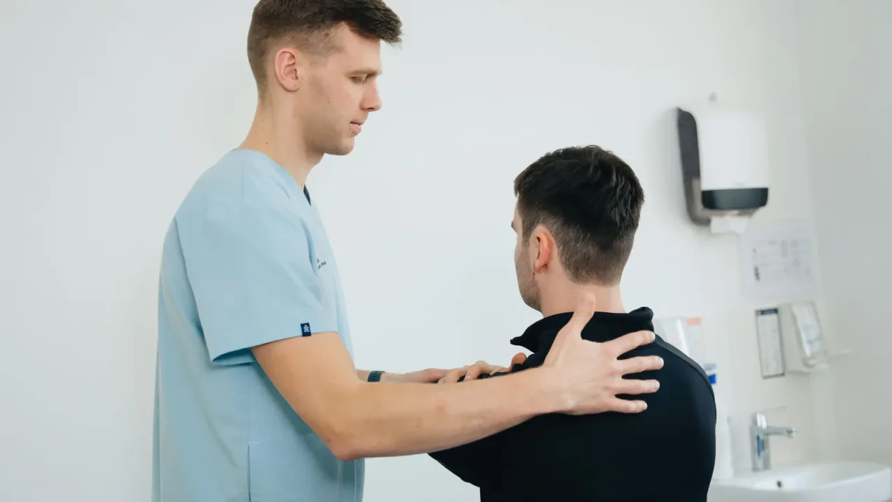 Valoración del hombro en una clínica de fisioterapia en Puebla