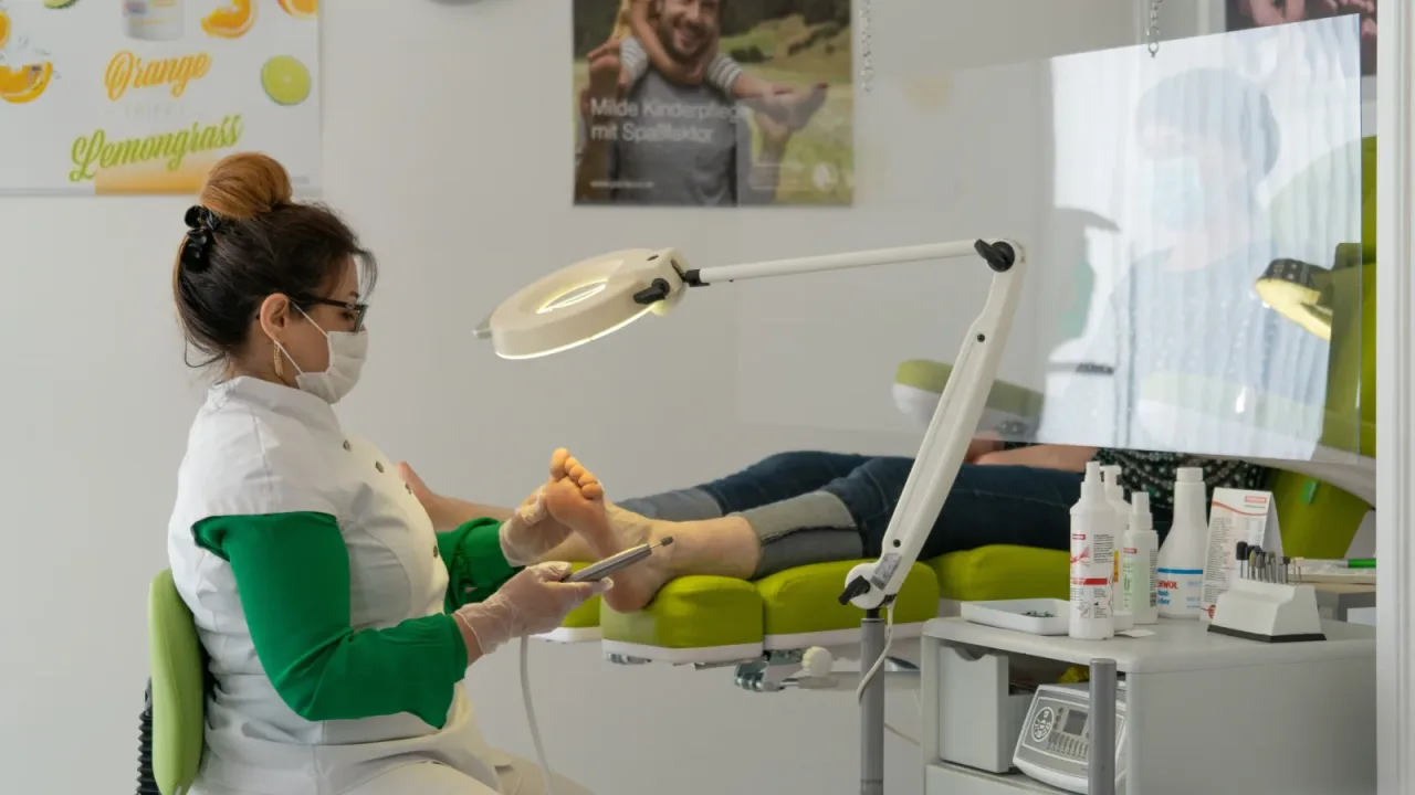 Exploración del pie para valorar el dolor en una clínica de Puebla