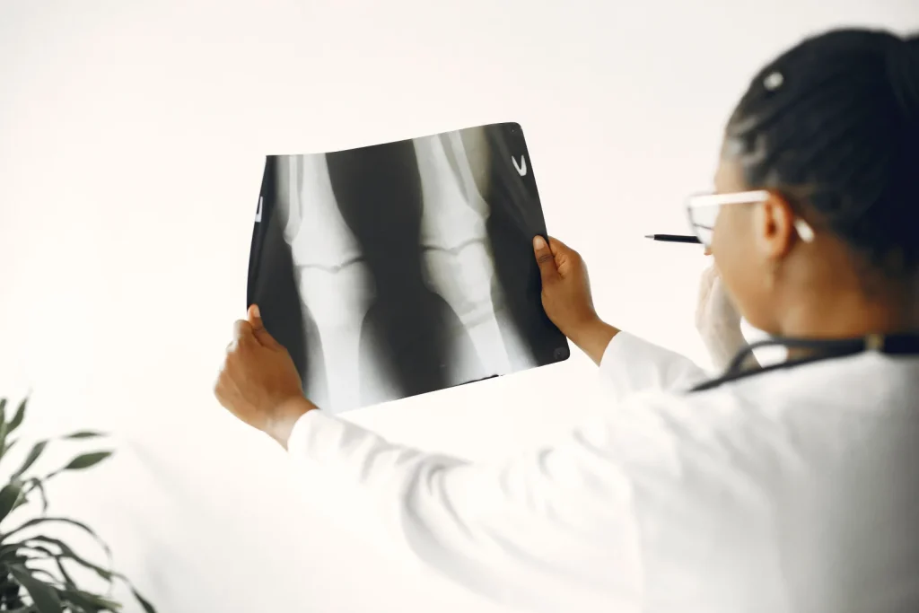Prueba de movilidad de la rodilla durante la consulta