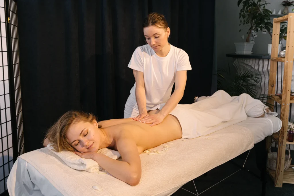 Tratamientos corporales con masaje: cuál encaja con tu objetivo 2 Sesión de masaje corporal completo con la terapeuta