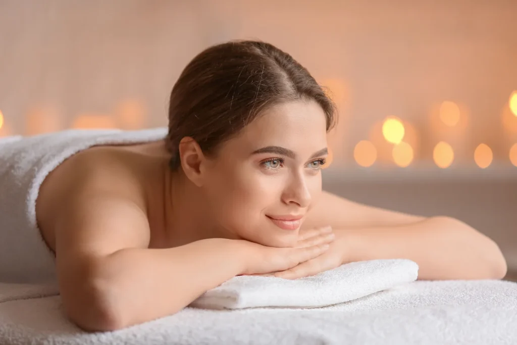 Tratamientos corporales en spa: cómo elegir según tu objetivo 1 Mujer recostada en camilla durante un tratamiento de spa